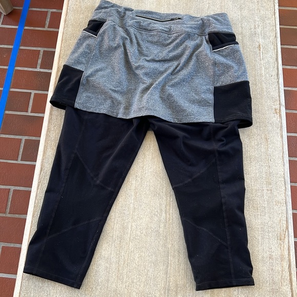 Athleta 2 in 1 leggings with skirt. Awesome pockets. Great condition! Size L - Picture 8 of 9